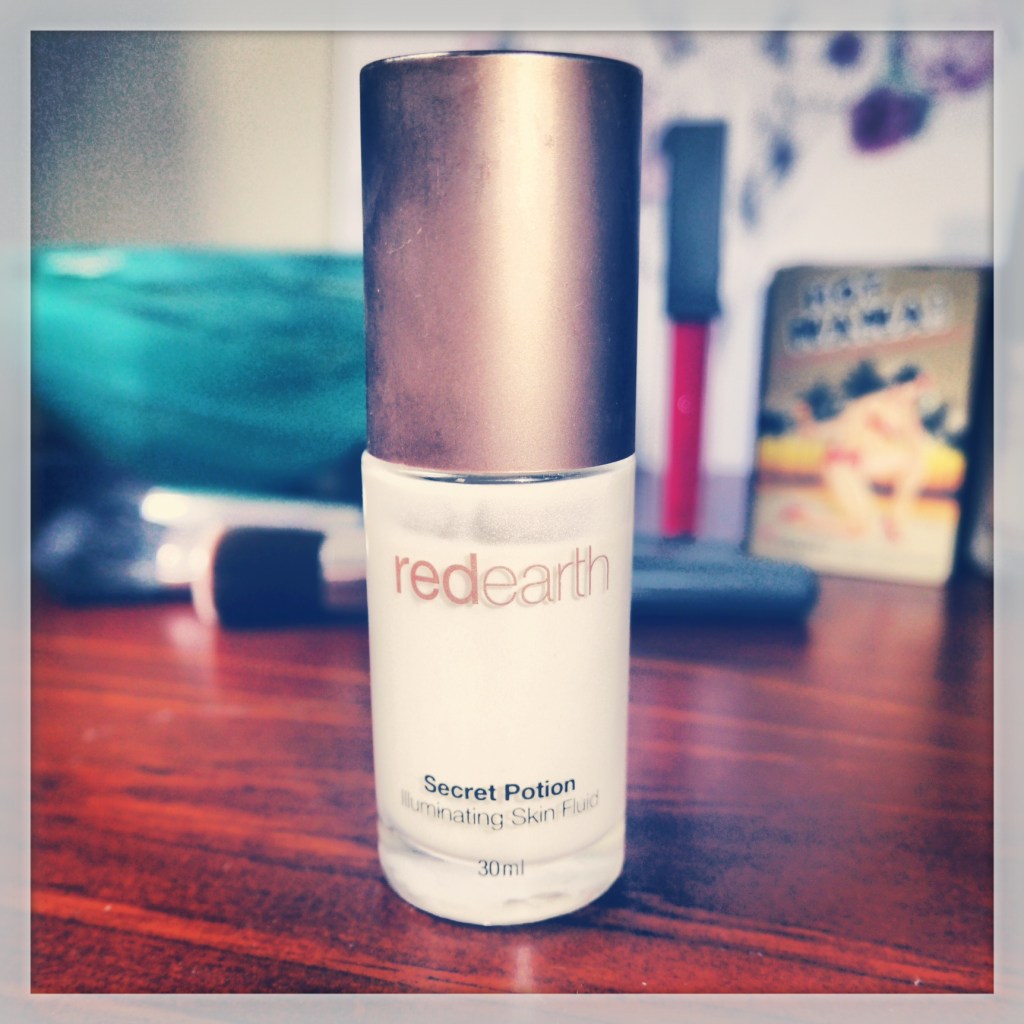 Red Earth's Secret Potion Illuminating Skin Fluid in Pearl.