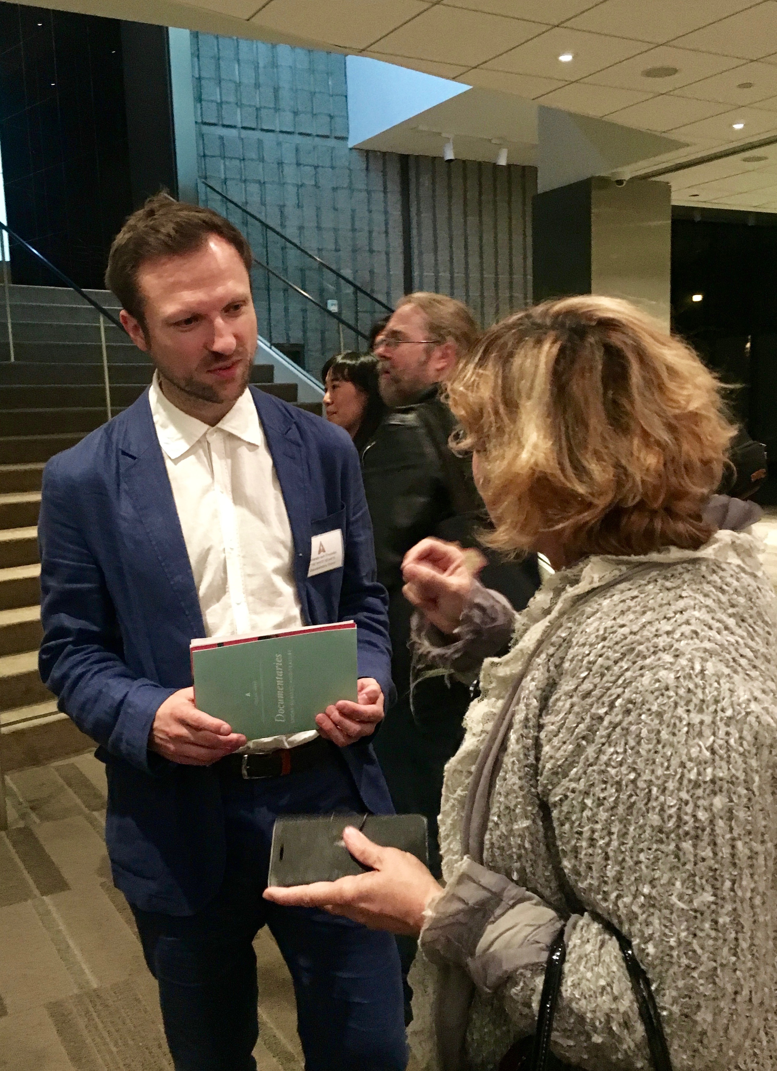 orlando-von-einsiedel-meeting-a-fan-1